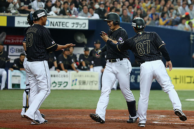 鈴木誠也(広島東洋)はベースを一周し笑顔でハイタッチ