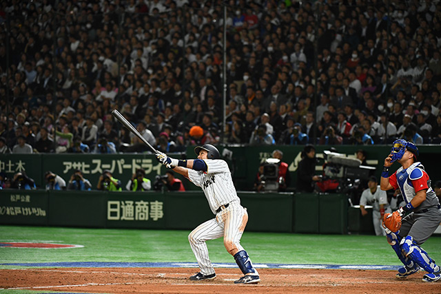 5回裏 松田宣浩(福岡ソフトバンク)がレフトへ3ランを放つ