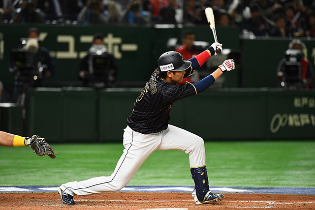 5回表 先頭の坂本勇人(読売)がレフト二塁打でチャンスメイク