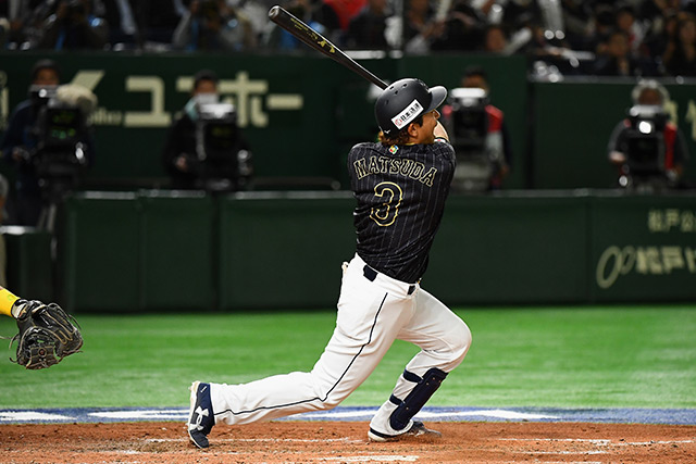 5回表 松田宣浩(福岡ソフトバンク)が犠牲フライを放ち同点