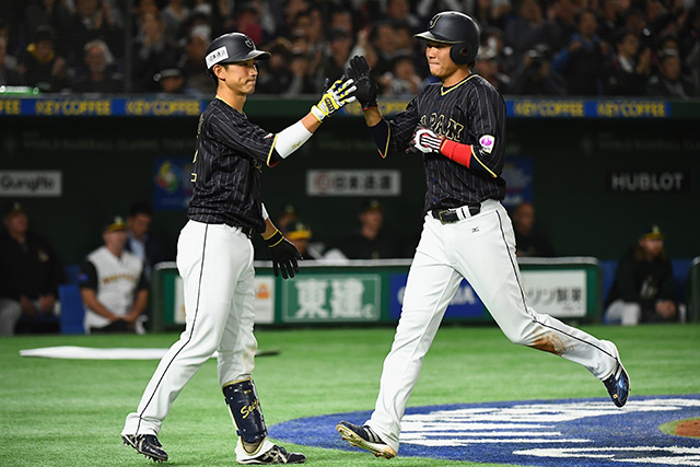 坂本勇人(読売)がホームインし試合を振り出しに戻した