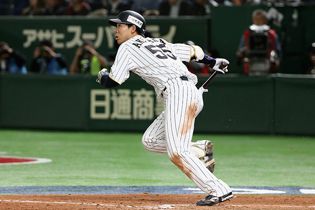 8回裏 1アウト1塁から秋山翔吾(埼玉西武)が安打でチャンスを広げる