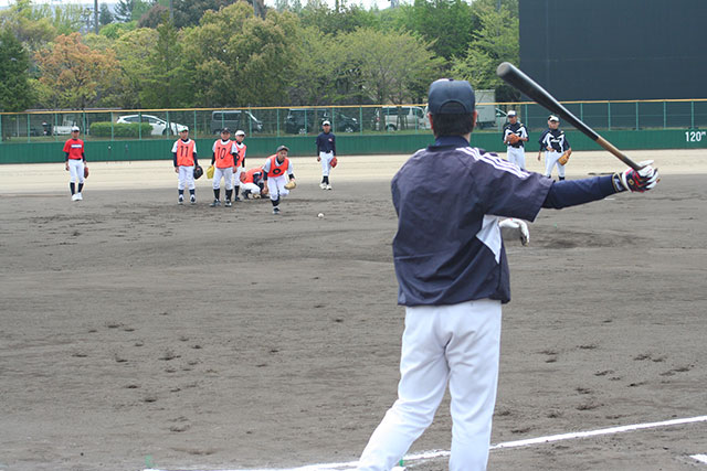 ポジションを順番に変えながらの内野ノック