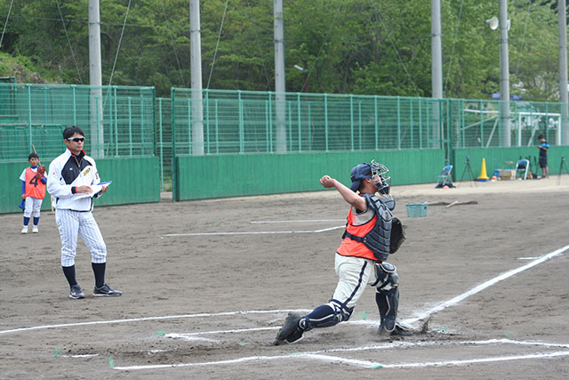 捕手が二塁送球を行う