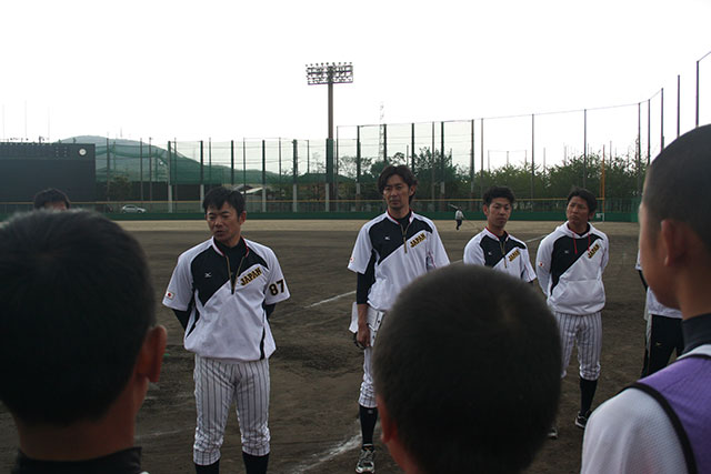仁志敏久監督が最後に西日本トライアウト生たちにあいさつ