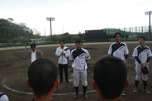 仁志敏久監督が最後に西日本トライアウト生たちにあいさつ