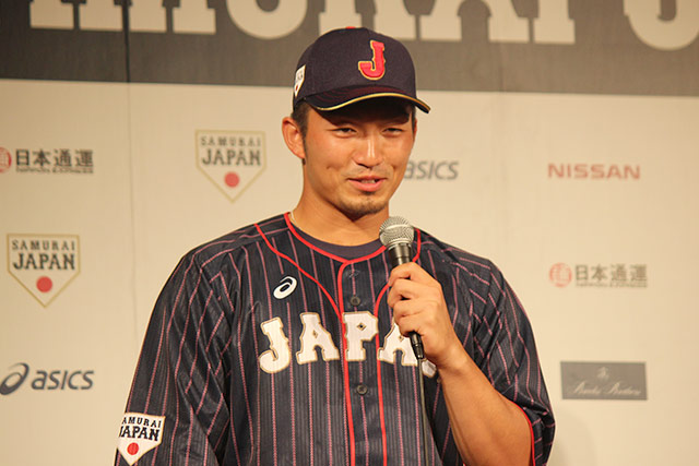 侍ジャパンVISITORユニフォームを身にまとって語る鈴木誠也外野手