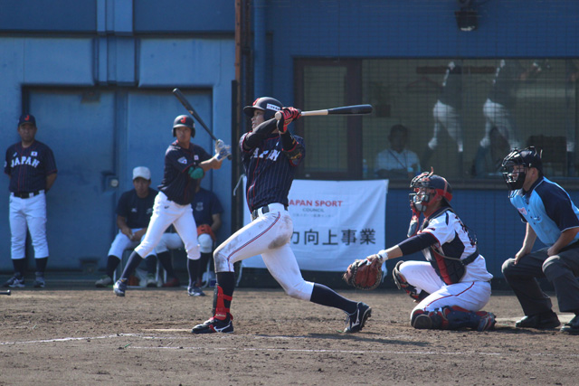 力強い打球を放つ中川圭太(東洋大)