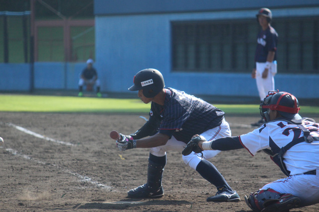 タイブレークによる延長戦で犠打を決める竹村春樹(明治大)