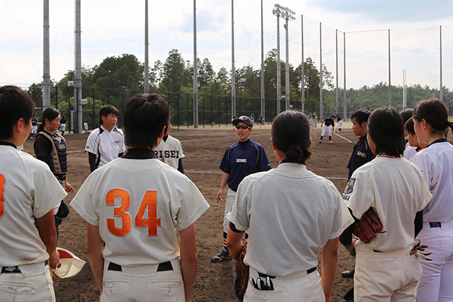 試合後、監督の話を聞く選手たち