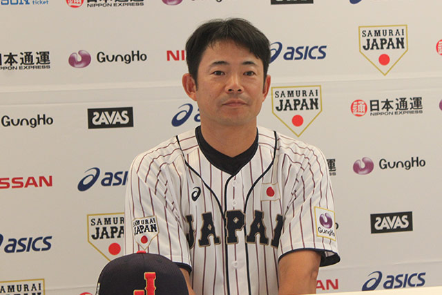 記者会見での仁志敏久監督