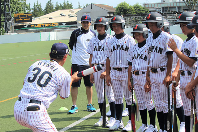 仁志敏久監督のバント指導を一心に聴く選手たち
