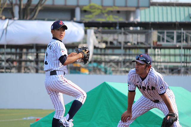 ピッチング練習をする加藤達哉選手