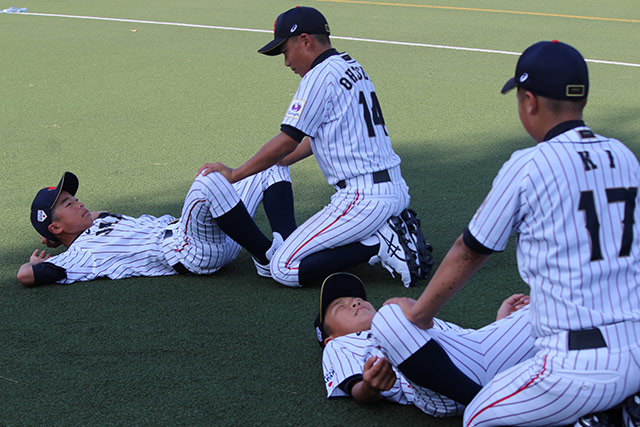 トレーニングに汗を流す選手たち