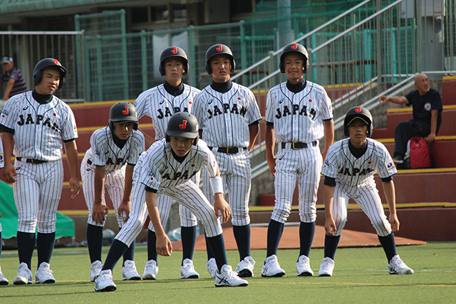 走塁練習を行う選手たち
