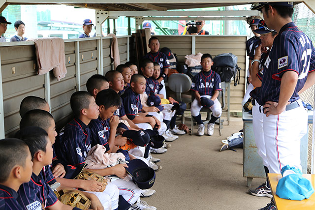 試合後、コーチ陣の話を聞く選手たち