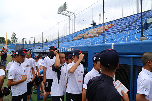 明治神宮野球場のベンチを見学