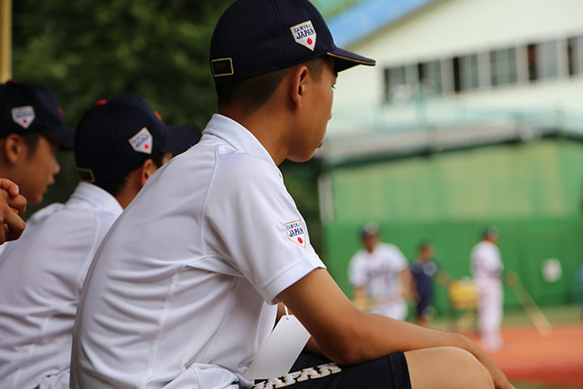 プロ野球選手の守備練習に釘付けになる選手たち