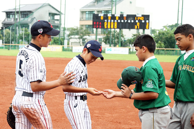 試合後に南アフリカの選手と互いを称えあう