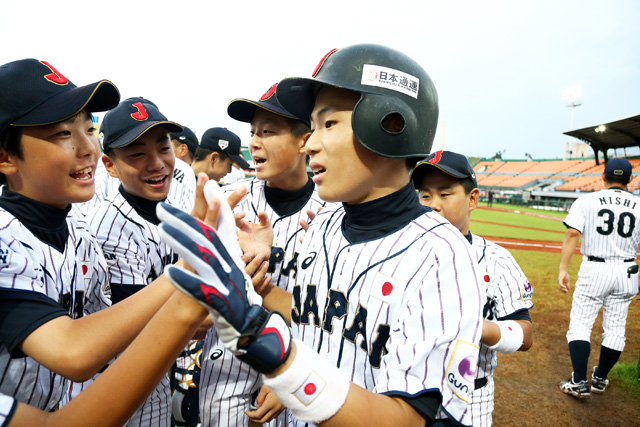 森大輔(中百舌鳥ボーイズ)を笑顔で迎える