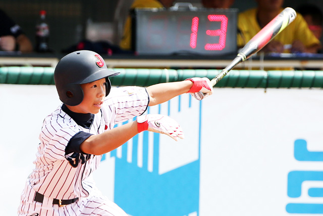 4回裏 レフト前へタイムリーを放つ堀内謙吾(寿庄内ジャガース)