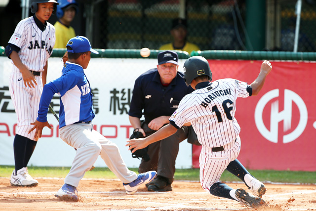 代走の堀内謙吾(寿庄内ジャガース)が積極的な走塁を見せる