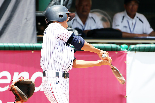 岡田光平(ナガセボーイズ)がレフトへタイムリーを放つ