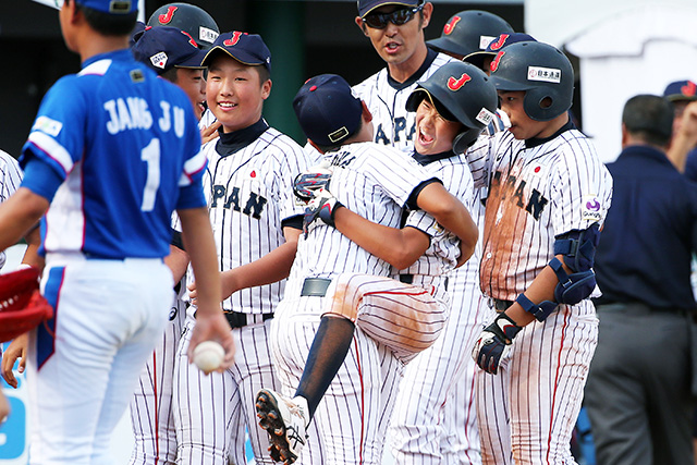 激闘を制し喜び合う侍ジャパンU-12代表