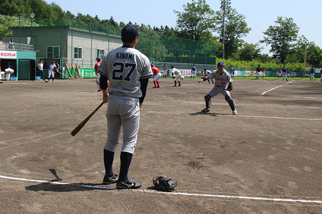 木南 了(日本通運=手前)と山内佑規(東京ガス=奥)の捕手コンビでトスバッティング