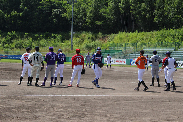 連係プレーに取り組む投手陣
