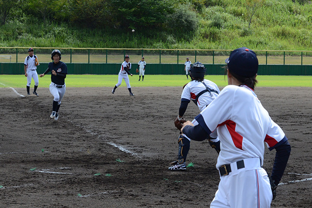 外野も含めたケースノックで犠飛に対応する練習も行う