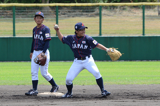 守りの要・蛭田菜月(右・埼玉栄高3年)と吉井温愛(左・履正社高3年)