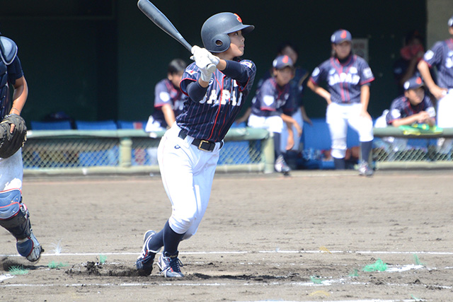 練習試合で先制の適時二塁打を放つ渡辺那奈(作新学院高2年)