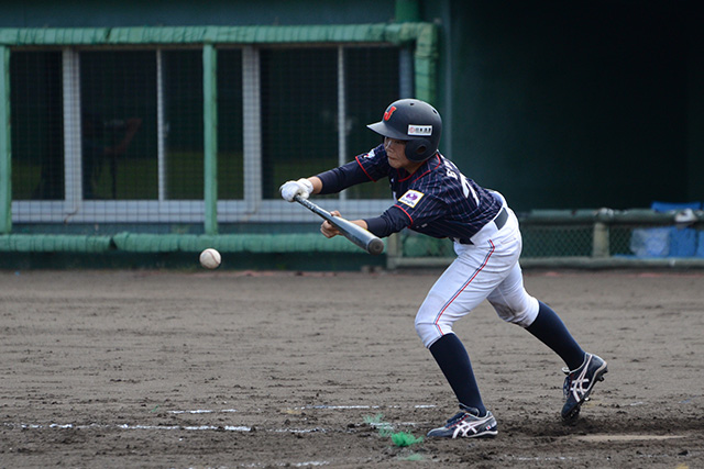 スクイズを決める遠藤佳菜子(捕手・作新学院高2年)