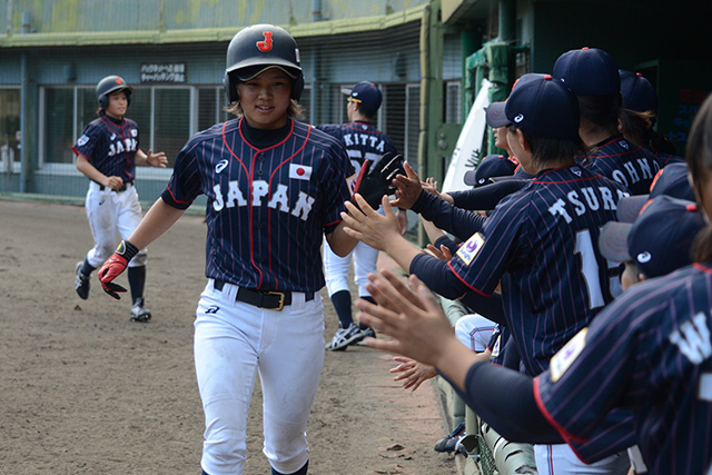 練習試合で生還してベンチに迎え入れられる阿部希(福知山成美高3年)