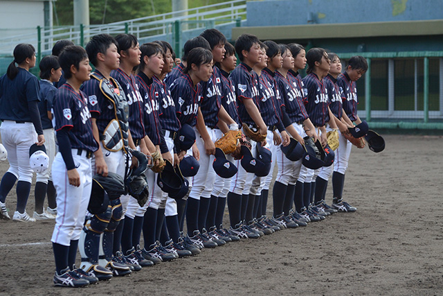 室戸高校との練習試合に大勝し試合後のあいさつをする