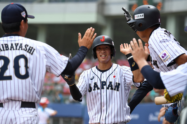長沢吉貴(日本大学)を迎える侍ジャパンベンチ
