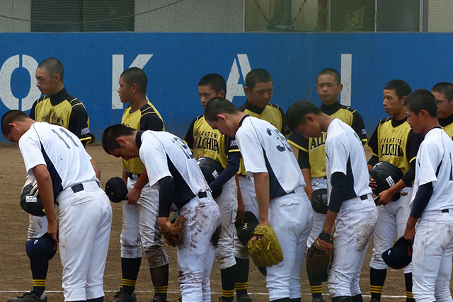 千葉ファイターズBとの強化試合を終え一礼する侍ジャパンU-15代表