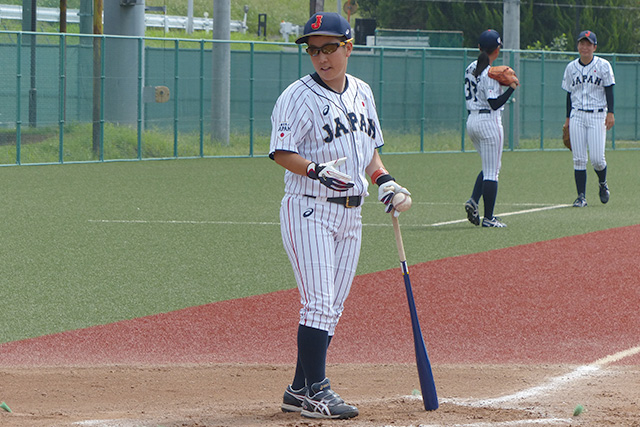 ノックを打つ橘田恵監督