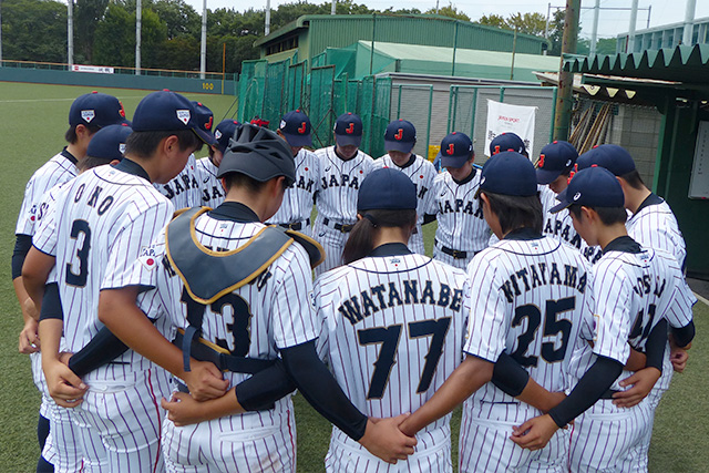 試合前に肩を組み集中する選手たち