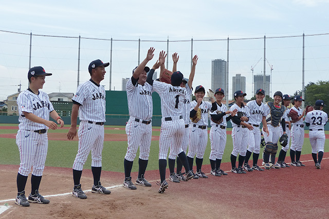 国際試合仕様のセレモニーでハイタッチ