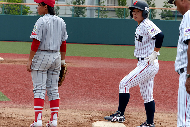 蛭田菜月(埼玉栄高3年)がヒットで出塁