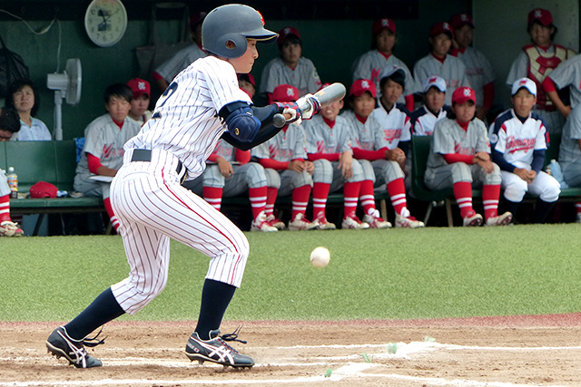 送りバントを決めた主将・吉井温愛(履正社高3年)