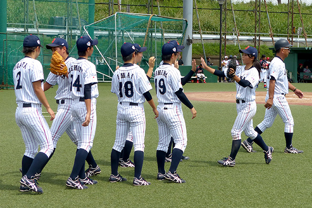 守備から戻る選手たちを出迎える