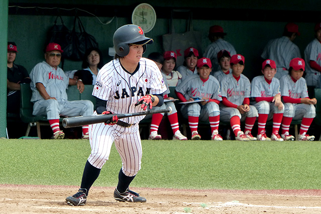 スクイズを決めた阿部希(福知山成美高3年)