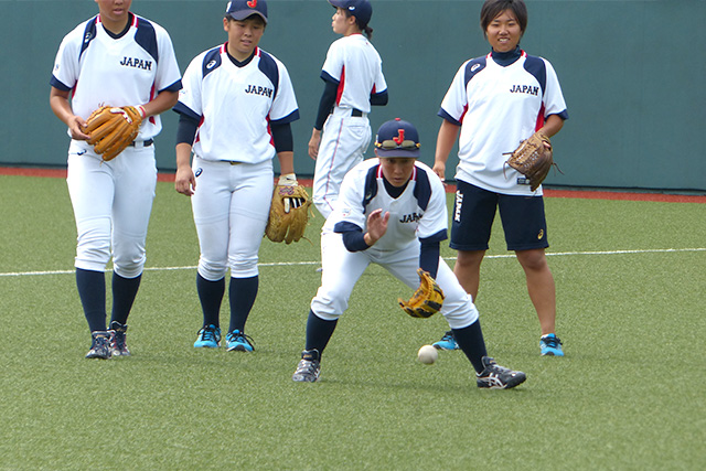 守備の手本を見せる橘田恵監督
