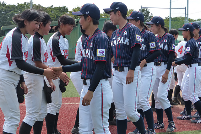横浜隼人高の選手たちと握手を交わす侍ジャパン女子代表