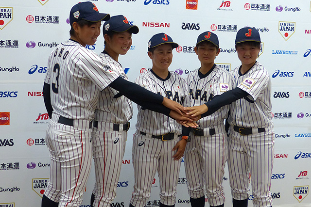 橘田恵監督を中心に手を合わせる侍ジャパン女子代表の5名