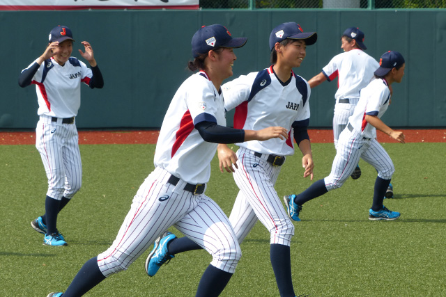 トレーニングを兼ねた鬼ごっこでは笑顔があふれる
