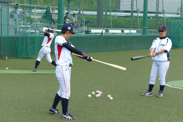 バッティングを指導する橘田恵監督